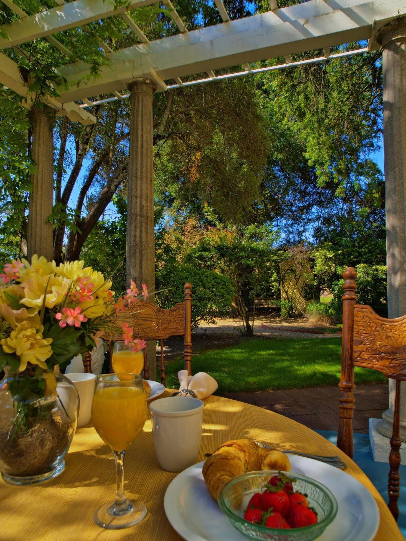 Shady Oaks Country Inn Сент-Гелена Ресторан фото